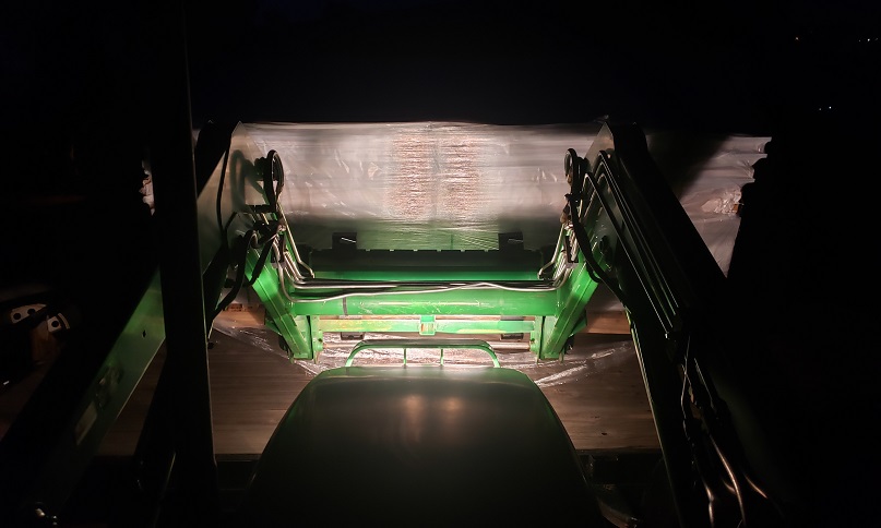 Lifting a large pallet with a John Deere 5105 tractor