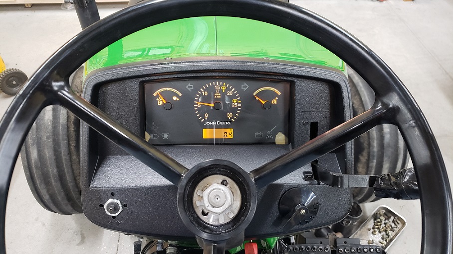 Steering wheel and operator's console on John Deere 5105 tractor
